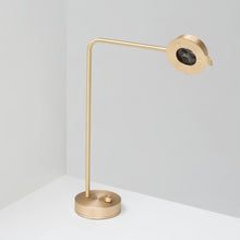 Load image into Gallery viewer, Chipperfield bordslampa i mässing
