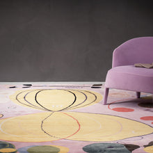 Load image into Gallery viewer, Hilma af Klint matta med rosa fåtölj
