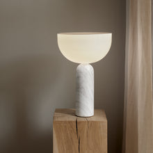 Load image into Gallery viewer, Kizu bordslampa - Vit marmor
